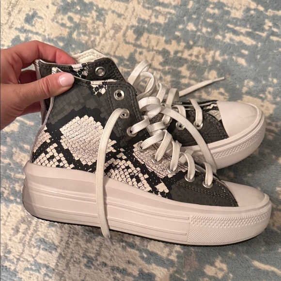 Converse Shoes - Stylish Women's converse High-Top Sneakers